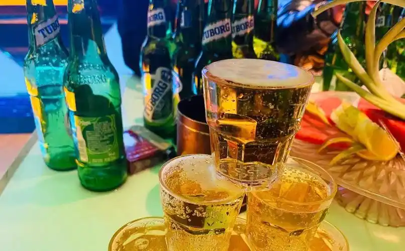 喝酒的幽默句子发朋友圈(精选80句)图片