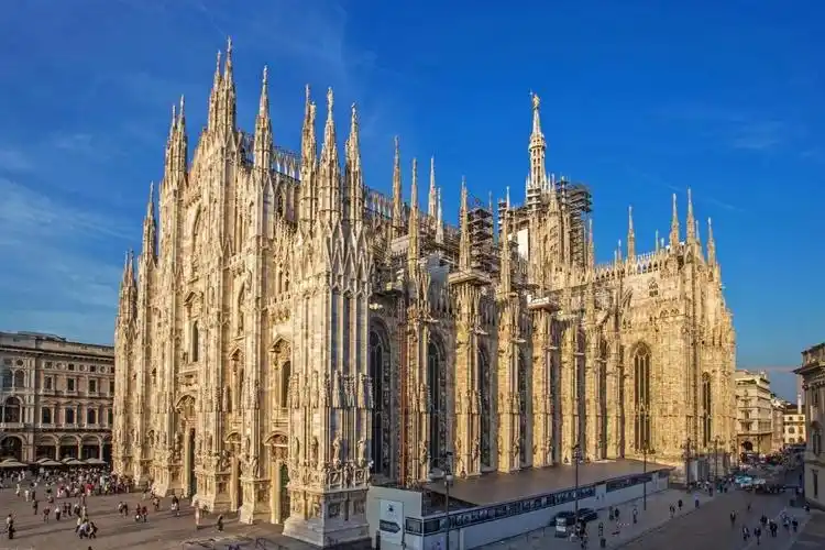 是意大利著名天主教堂,是世界上最大的哥特式教堂建筑,世界五大教堂之