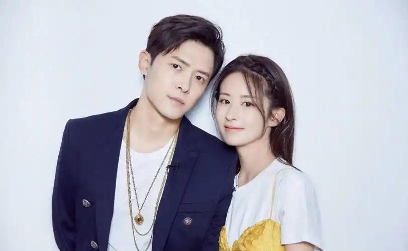 从照片中能看出来,颖儿和女儿的关系也非常好,虽然小月亮的脸部被打了