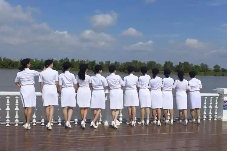 女兵的背影,也如此漂亮!