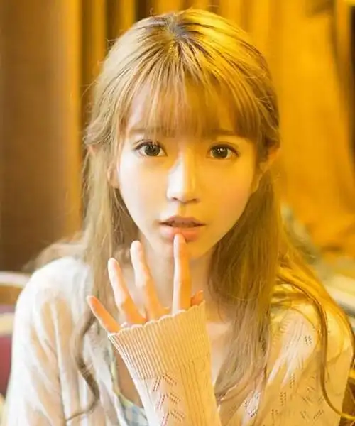 韩国模特yurisachan出生于1995年4月2日知名动漫博主