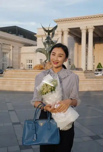 原创何雯娜嫁入豪门真不是高攀,下班穿衬衫配黑裤,打扮时尚气质又好