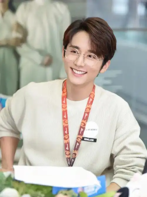 求张新成眼镜半永久