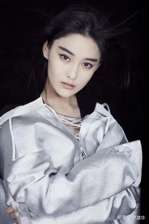 担任过世界杯足球宝贝,张馨予一头清爽红色短发,美在变化 - 知乎