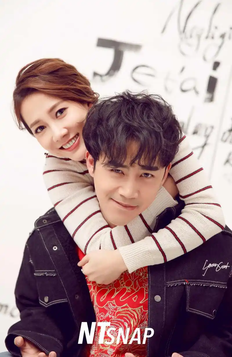 组图:李茂弦子合体拍写真大片 亲密搂肩背后抱