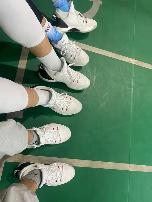 和室友心有灵犀的买了同一款球鞋