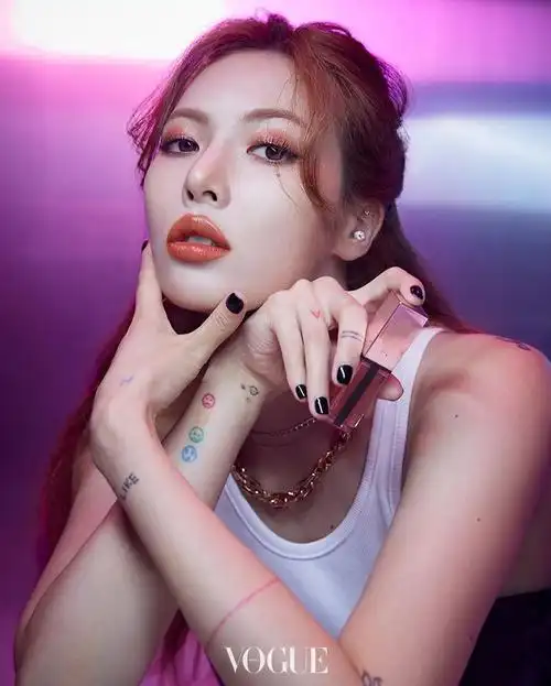 泫雅穿吊带尽秀丰满身材 魅惑眼神配红唇野性十足