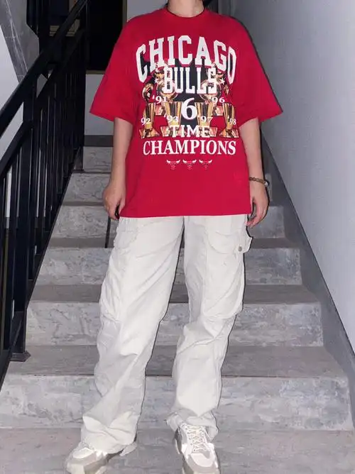 红色t恤也太好看了吧