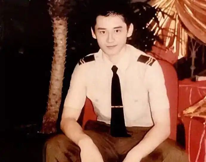 组图:钱枫旧照曝光!身形高瘦五官硬朗难掩少年气