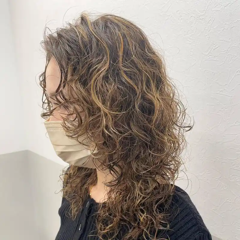 头发细软少,就选全头卷烫发,显发量又洋气