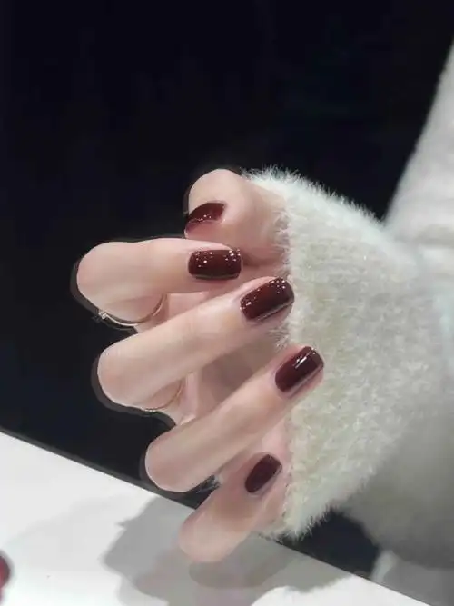 车厘子色指甲跳色美甲图片