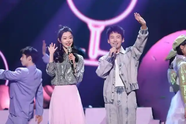 宋轶郭麒麟再合体穿基础款录节目清纯甜美两人配了一脸