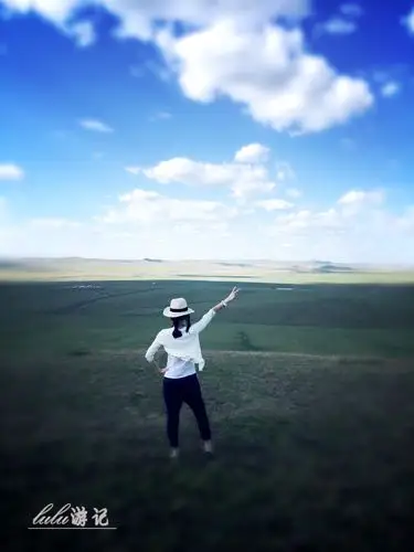 背着瑜伽垫,在草原懒懒的游荡