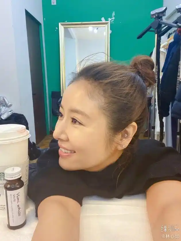 自拍什么角度显瘦林心如绿洲营业亲自教学示范