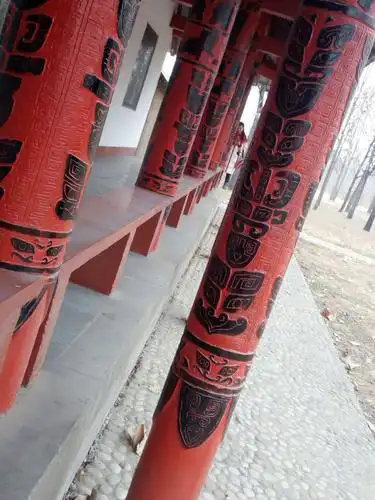 柱子上的花纹是仿照的青铜器上面的.