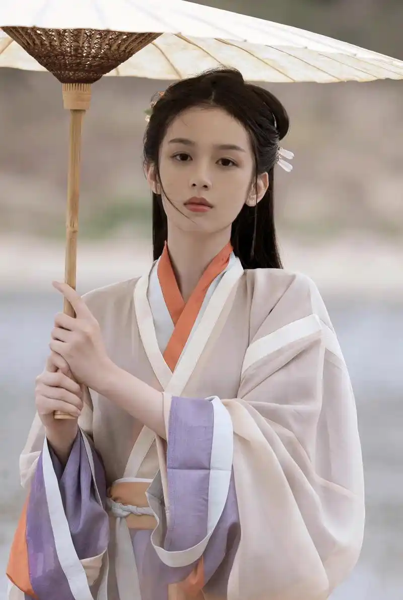 周也古装写真:端庄甜美,温柔恬静