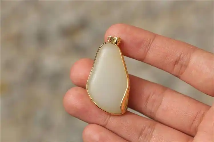 和田玉籽料里有一种很贵也很美的金包玉