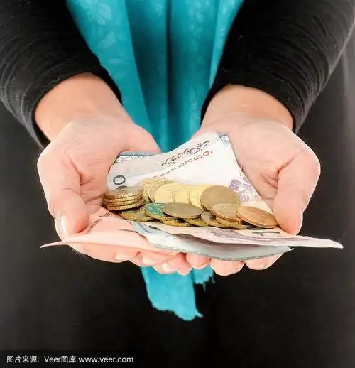 在白色背景下,一个女人的手拿着钱