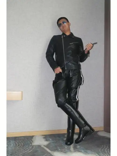 男人穿皮革马靴