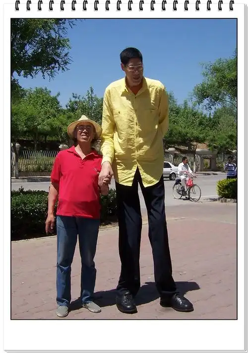 笔者与巨人合影