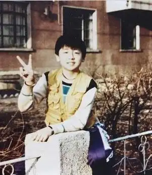 国家一级演员靳东的低调情史:错的时间遇见江珊,后娶二婚的李佳