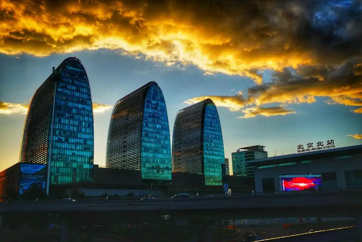 下班路上,色彩斑斓 北京西直门 - 抖音