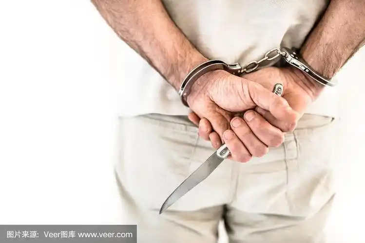 被捕的罪犯戴着手铐