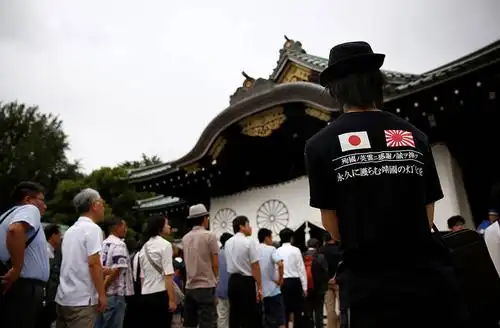 日本民众参拜靖国神社一幕