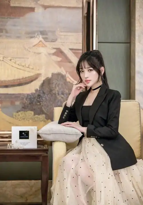 金莎好有气质穿白色镂空长裙配复古发型真优雅哪里像奔四的人