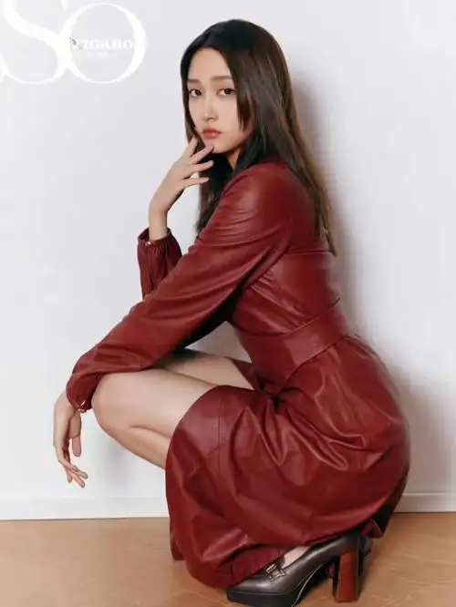 人气演员@关晓彤 身穿一袭#bally2021秋冬系列 # 经典红皮裙