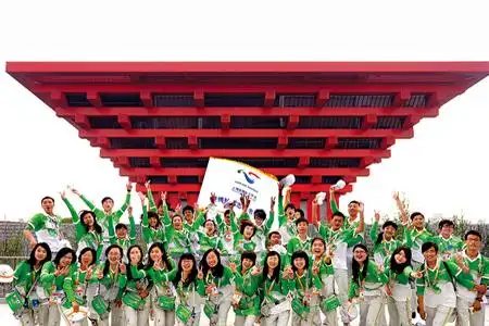 2010年上海世博会中国馆前志愿者们的合影