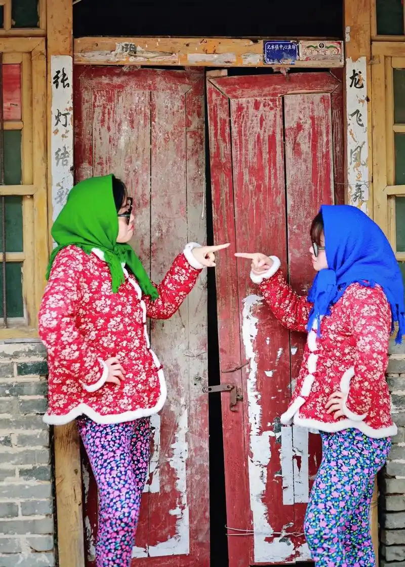 追上时代潮流,走在潮流最前线,花棉袄,花棉裤,头巾,墨镜,我 - 抖音