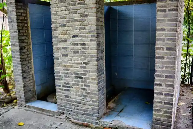 附近就有露天厕所,请问设计的人,这厕所谁敢上啊?