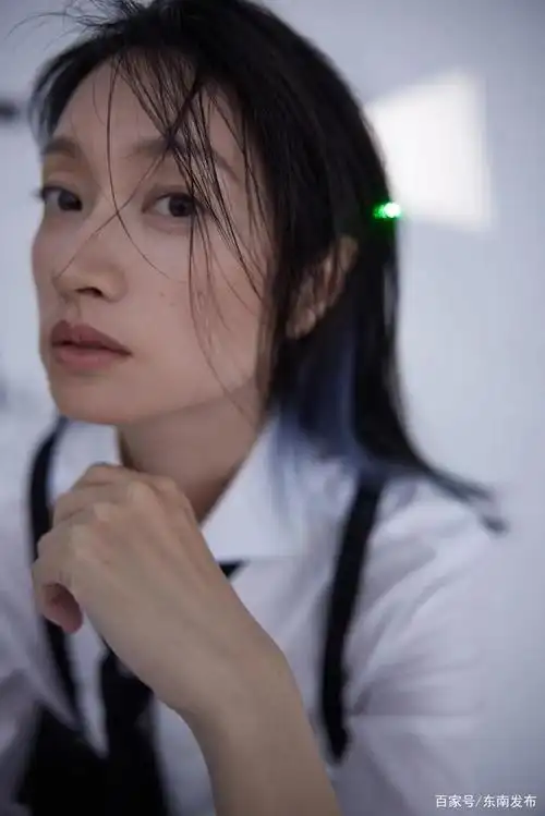 沈佳妮 | 酷飒演绎眼神大片 清冷凝视自带氛围感