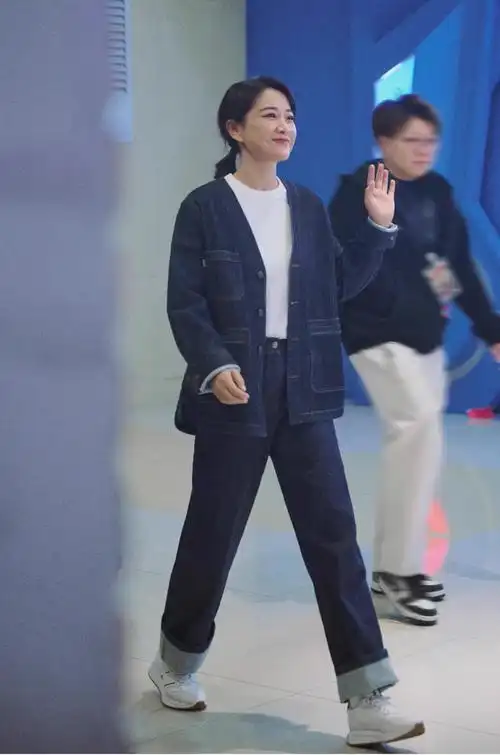 贾玲2024新款同款韩版宽松v领牛仔衣复古百搭时髦洋气衬衫外套潮 - 17