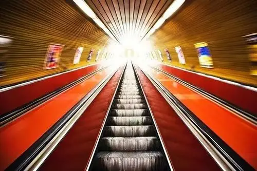 当你拍摄走廊,扶梯,楼梯间时,也可以利用透视,让两侧的线条汇聚曰一