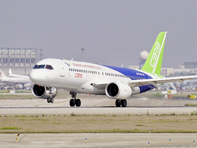 来源:北京青年报    昨日,中国商飞宣布,国产大型客机c919的首架机