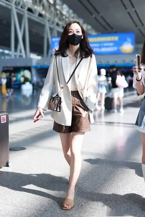 街拍韩雪长发披肩咖啡色皮短裤拖鞋知性优雅