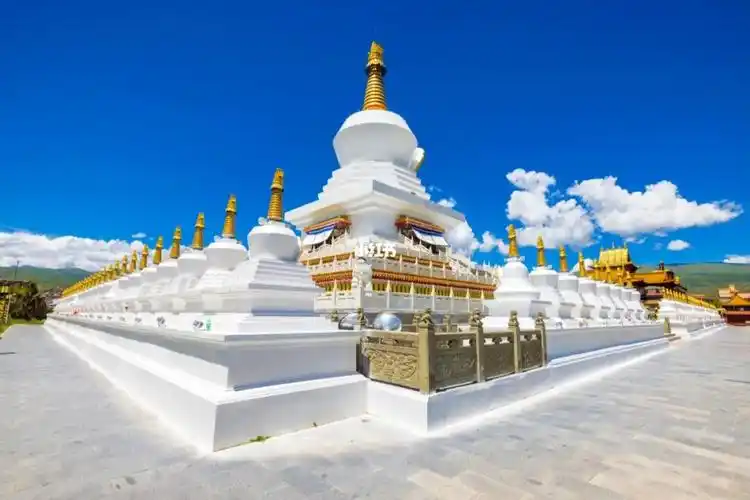 甘孜白塔寺位于甘孜县城南侧,又叫色西底那仓寺,那仓白塔寺,是那仓