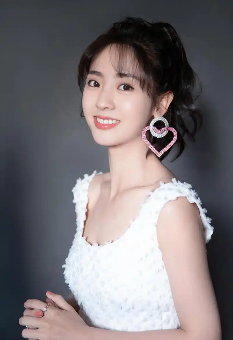 眼神清澈清丽动人,清甜笑颜感染力十足——演员邢菲