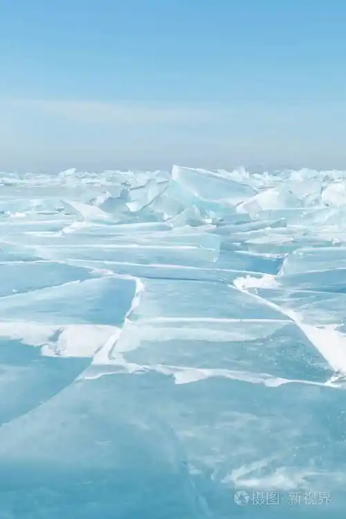 冬季贝加尔湖透明的蓝色裂缝冰面