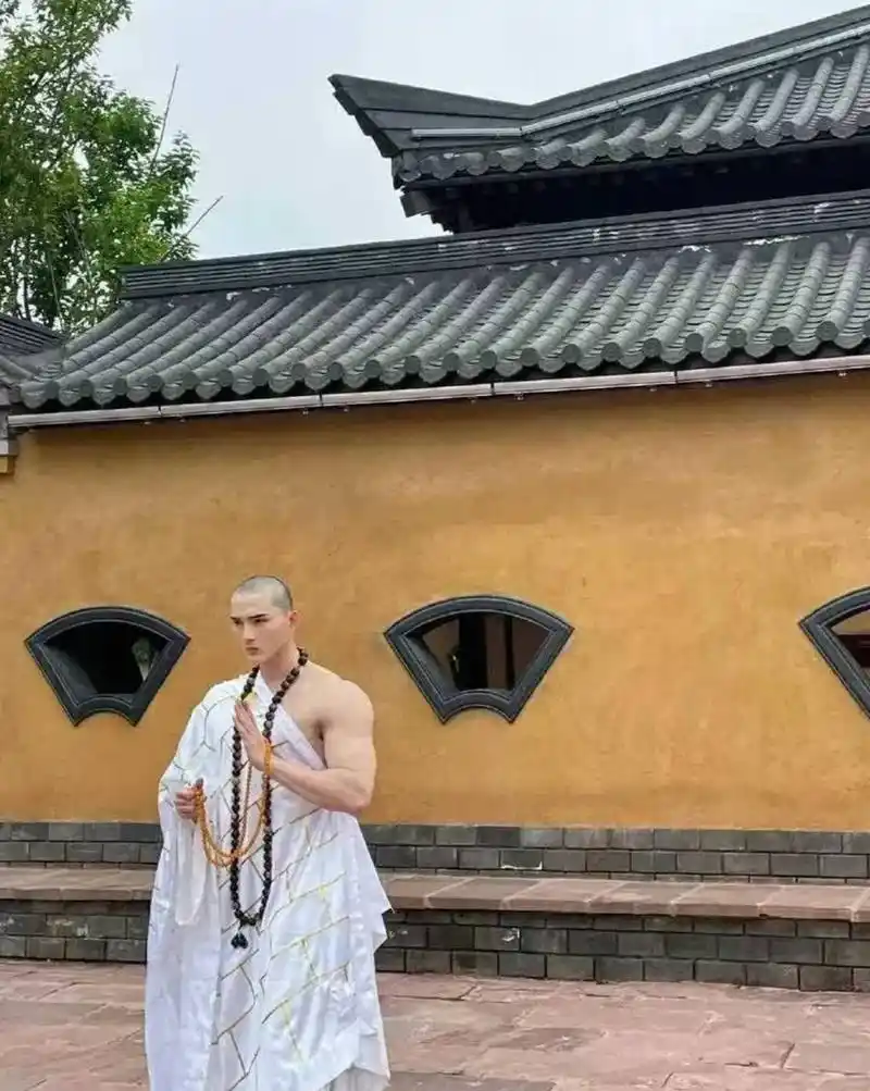 你有白袈裟吗?[抠鼻]