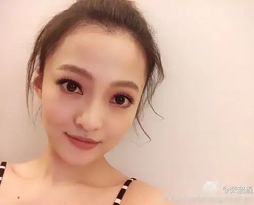 张韶涵新年发自拍 电眼迷人少女感十足(组图)