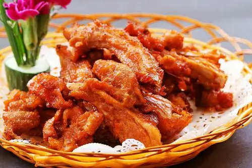 香炸羊排,精选优质海南本地乳羊羊排,口感细腻,外焦里嫩,让人直流口水