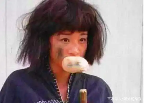 同样是乞丐,赵丽颖心酸,关晓彤凌乱,她是10年没洗头吗?