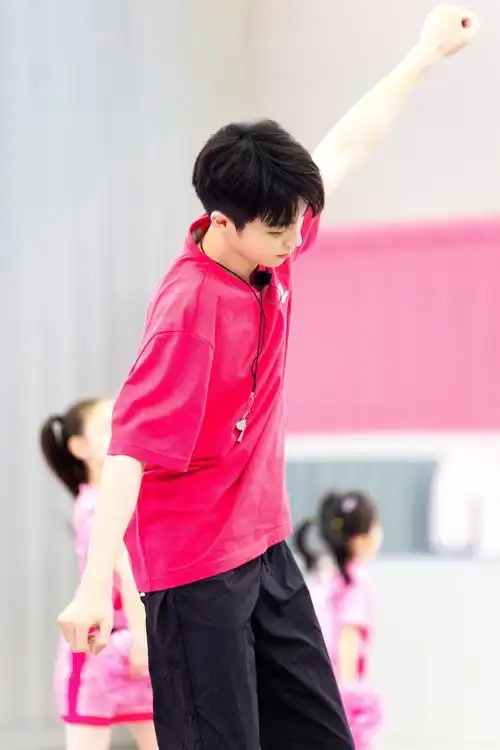《小巨人运动会》陈立农粉色t恤清新俊朗 糖果系穿搭甜度满分