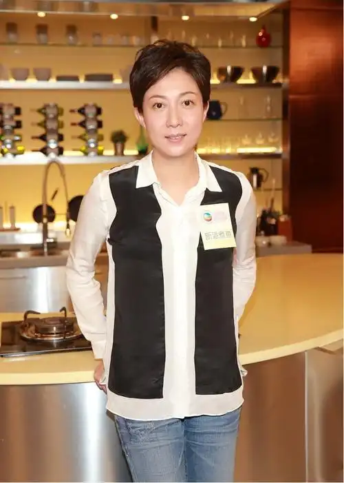 成龙女儿的亲生妈妈,吴绮莉短发也有阔太气质,穿身黑超显气质