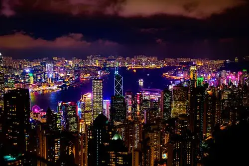 我去到了香港街头拍摄,既拍摄了香港市民拥挤的住宿环境,也拍摄了香港