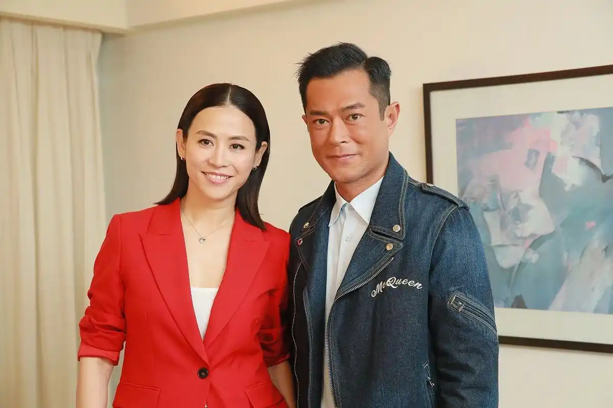 古天乐,身高1m80,与优雅女星萱萱,身高1m71,组成了一对非常搭配的组合