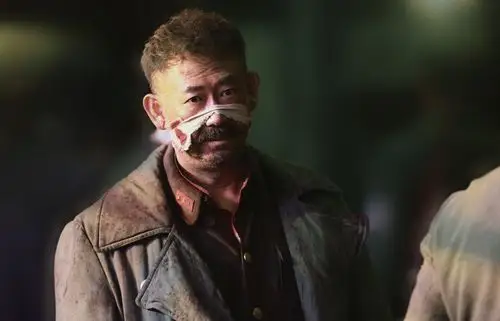 姜武饰演眼含泪光的老铁.剧照摄影 白小妍